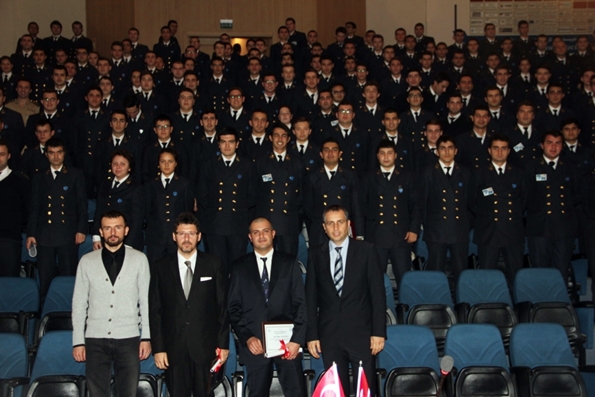 DEÜ Denizcilik Fakültesi 19. Kış Kariyer Günleri’nin Konuğu Akar Group ile toplu fotoğraf